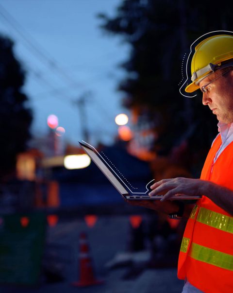 Construction worker with laptop | eggheads.net