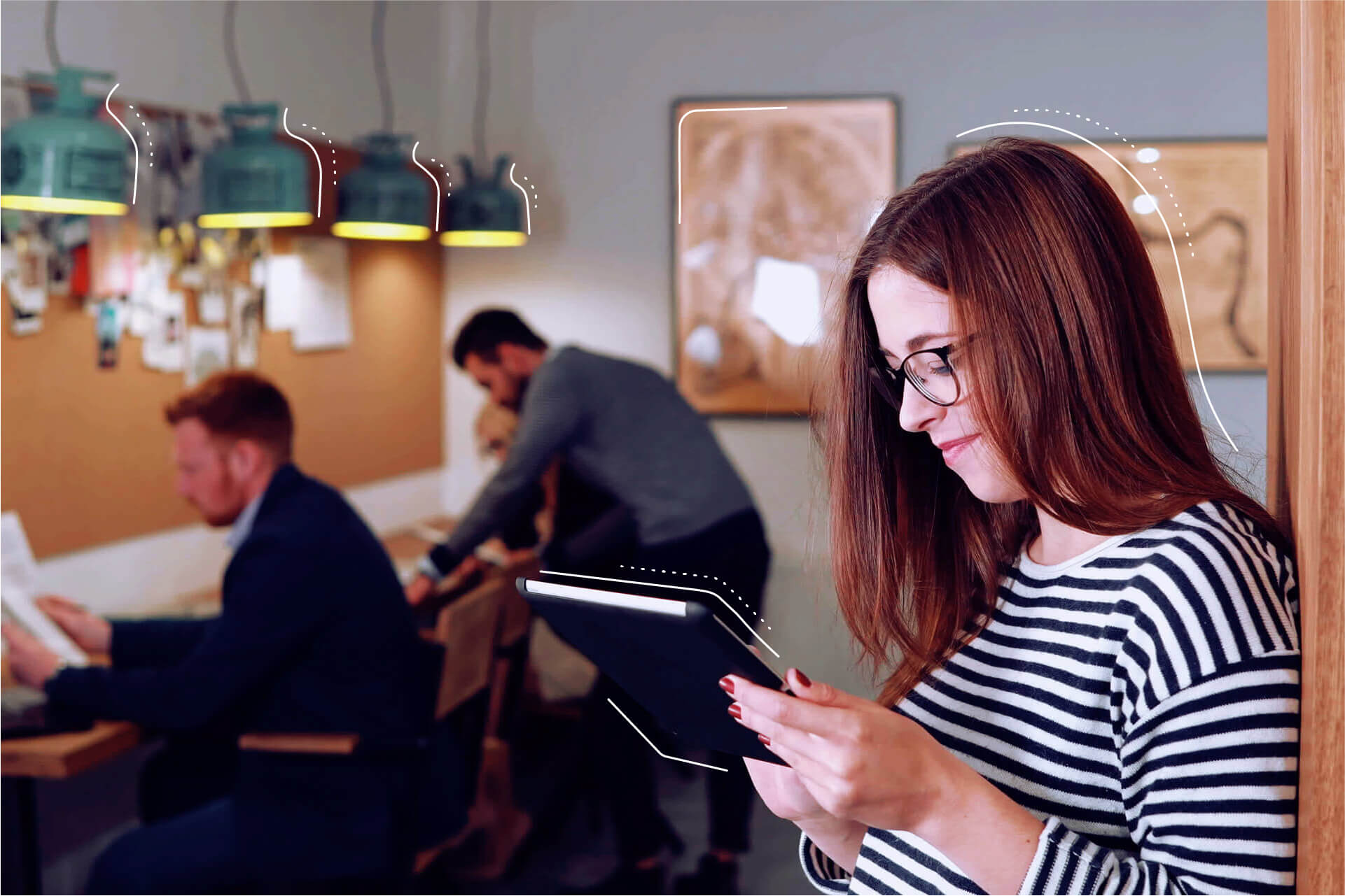 Eine Frau mit einem Tablette und im Hintergrund mehrere Personen in an einem Tisch Zeitung lesen. | eggheads.net