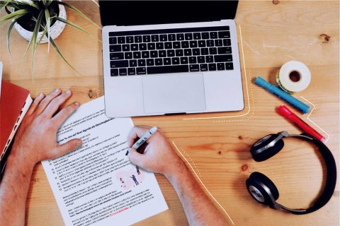 Picture of a desk with the Corona checklist from eggheads. | eggheads.net