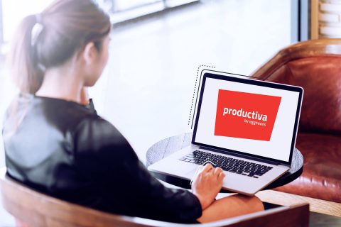 Bild einer Frau die auf einen Laptop mit rotem productiva Logo guckt. eggheads Logo productiva rot, rote Stage mit weißem Schrift zu in der Mitte: 