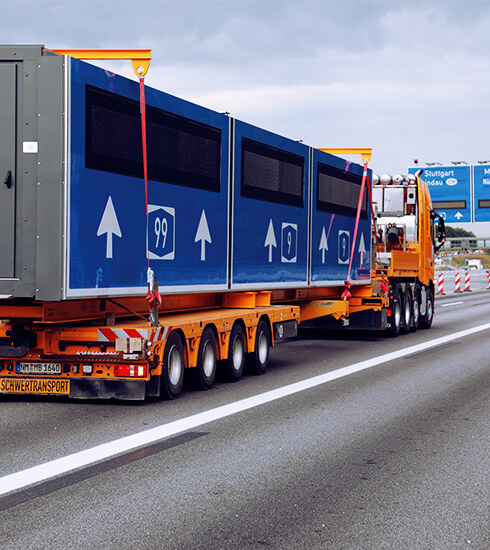 LKW mit Straßenverkehrsschildern von Bremicker | eggheads.net