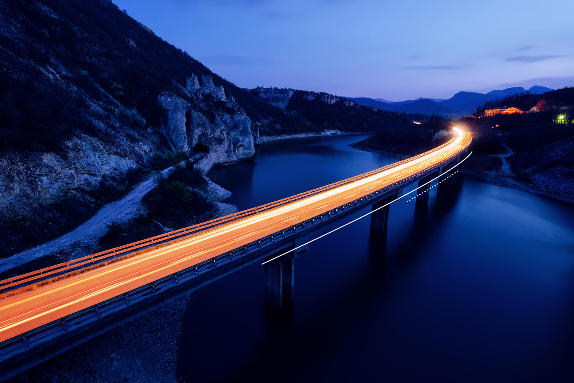 Dunkles Bild mit Brücke über Wasser mit hellen Autolichtern | eggheads.net