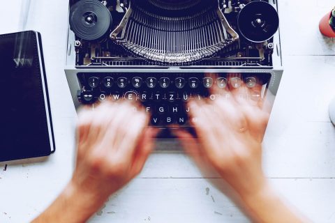 Schreibmaschine mit schnell tippenden Fingern | eggheads.net