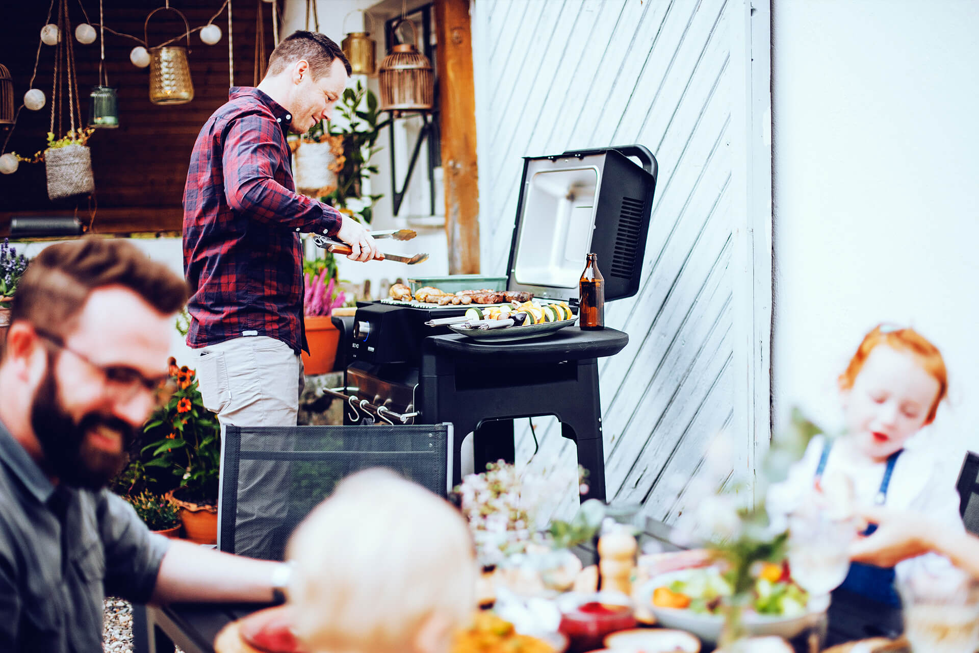 Mann steht an modernem Grill | eggheads.net